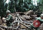 Immagine di I soldati degli Stati Uniti di smantellare e masterizzare il supporto NVA capanne in villaggio Il Vietnam, 1968, secondo 42 filmato di repertorio 65675021203