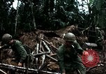 Immagine di I soldati degli Stati Uniti di smantellare e masterizzare il supporto NVA capanne in villaggio Il Vietnam, 1968, secondo 43 filmato di repertorio 65675021203