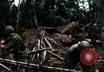 Immagine di I soldati degli Stati Uniti di smantellare e masterizzare il supporto NVA capanne in villaggio Il Vietnam, 1968, secondo 44 filmato di repertorio 65675021203
