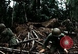 Immagine di I soldati degli Stati Uniti di smantellare e masterizzare il supporto NVA capanne in villaggio Il Vietnam, 1968, secondo 45 filmato di repertorio 65675021203