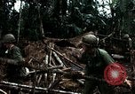 Immagine di I soldati degli Stati Uniti di smantellare e masterizzare il supporto NVA capanne in villaggio Il Vietnam, 1968, secondo 47 filmato di repertorio 65675021203