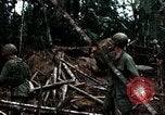Immagine di I soldati degli Stati Uniti di smantellare e masterizzare il supporto NVA capanne in villaggio Il Vietnam, 1968, secondo 48 filmato di repertorio 65675021203