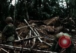 Immagine di I soldati degli Stati Uniti di smantellare e masterizzare il supporto NVA capanne in villaggio Il Vietnam, 1968, secondo 50 filmato di repertorio 65675021203