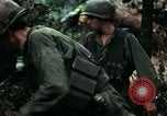 Immagine di I soldati degli Stati Uniti di smantellare e masterizzare il supporto NVA capanne in villaggio Il Vietnam, 1968, secondo 61 filmato di repertorio 65675021203