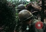 Immagine di I soldati degli Stati Uniti di smantellare e masterizzare il supporto NVA capanne in villaggio Il Vietnam, 1968, secondo 62 filmato di repertorio 65675021203