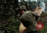 Image les soldats de l'armée américaine détruire pagode décortiquées bâtiment Vietnam, 1968, de la seconde 13 séquences d'archives historiques vidéo 65675021204