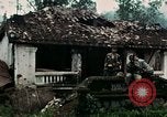 Image les soldats de l'armée américaine détruire pagode décortiquées bâtiment Vietnam, 1968, de la seconde 25 séquences d'archives historiques vidéo 65675021204