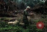Image les soldats de l'armée américaine détruire pagode décortiquées bâtiment Vietnam, 1968, de la seconde 28 séquences d'archives historiques vidéo 65675021204