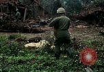 Image les soldats de l'armée américaine détruire pagode décortiquées bâtiment Vietnam, 1968, de la seconde 30 séquences d'archives historiques vidéo 65675021204
