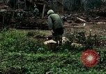 Image les soldats de l'armée américaine détruire pagode décortiquées bâtiment Vietnam, 1968, de la seconde 32 séquences d'archives historiques vidéo 65675021204