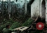 Image les soldats de l'armée américaine détruire pagode décortiquées bâtiment Vietnam, 1968, de la seconde 36 séquences d'archives historiques vidéo 65675021204