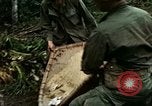Image les soldats de l'armée américaine détruire pagode décortiquées bâtiment Vietnam, 1968, de la seconde 46 séquences d'archives historiques vidéo 65675021204