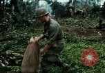 Image les soldats de l'armée américaine détruire pagode décortiquées bâtiment Vietnam, 1968, de la seconde 54 séquences d'archives historiques vidéo 65675021204