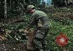 Image les soldats de l'armée américaine détruire pagode décortiquées bâtiment Vietnam, 1968, de la seconde 57 séquences d'archives historiques vidéo 65675021204