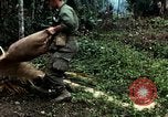 Image les soldats de l'armée américaine détruire pagode décortiquées bâtiment Vietnam, 1968, de la seconde 60 séquences d'archives historiques vidéo 65675021204