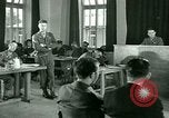 Standbild Zeugnis in der Studie von Franz Strasser Dachau Deutschland, 1945, aus Sekunde 33 historischem Filmmaterial Videoclip 65675021222