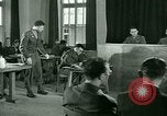 Standbild Zeugnis in der Studie von Franz Strasser Dachau Deutschland, 1945, aus Sekunde 51 historischem Filmmaterial Videoclip 65675021222