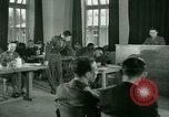 Standbild Zeugnis in der Studie von Franz Strasser Dachau Deutschland, 1945, aus Sekunde 56 historischem Filmmaterial Videoclip 65675021222