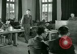 Standbild Zeugnis in der Studie von Franz Strasser Dachau Deutschland, 1945, aus Sekunde 59 historischem Filmmaterial Videoclip 65675021222