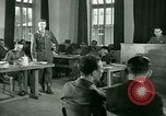 Standbild Zeugnis in der Studie von Franz Strasser Dachau Deutschland, 1945, aus Sekunde 61 historischem Filmmaterial Videoclip 65675021222
