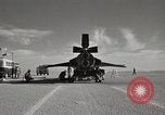 Standbild Techniker prüfen X-15 nach der Landung California United States USA, 1959, aus Sekunde 7 historischem Filmmaterial Videoclip 65675021367