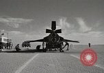 Standbild Techniker prüfen X-15 nach der Landung California United States USA, 1959, aus Sekunde 9 historischem Filmmaterial Videoclip 65675021367