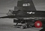 Standbild Techniker prüfen X-15 nach der Landung California United States USA, 1959, aus Sekunde 41 historischem Filmmaterial Videoclip 65675021367