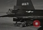 Standbild Techniker prüfen X-15 nach der Landung California United States USA, 1959, aus Sekunde 42 historischem Filmmaterial Videoclip 65675021367