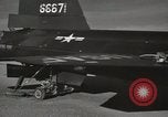 Standbild Techniker prüfen X-15 nach der Landung California United States USA, 1959, aus Sekunde 44 historischem Filmmaterial Videoclip 65675021367
