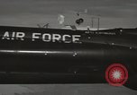 Standbild Techniker prüfen X-15 nach der Landung California United States USA, 1959, aus Sekunde 48 historischem Filmmaterial Videoclip 65675021367