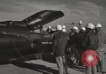 Standbild Techniker prüfen X-15 nach der Landung California United States USA, 1959, aus Sekunde 51 historischem Filmmaterial Videoclip 65675021367