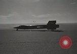 Standbild erste unabhängige Motorflug eines X-15 Rakete Ebene California United States USA, 1959, aus Sekunde 56 historischem Filmmaterial Videoclip 65675021368