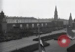 Standbild Moskau Parade feiert 40-jähriges Bestehen der Sowjetunion Moskau Russland Sowjetunion, 1957, aus Sekunde 4 historischem Filmmaterial Videoclip 65675021410