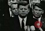 Standbild John Fitzgerald Kennedy Präsentation zu großen Cooper United States USA, 1963, aus Sekunde 1 historischem Filmmaterial Videoclip 65675021468