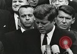 Standbild John Fitzgerald Kennedy Präsentation zu großen Cooper United States USA, 1963, aus Sekunde 3 historischem Filmmaterial Videoclip 65675021468