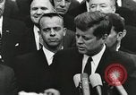 Standbild John Fitzgerald Kennedy Präsentation zu großen Cooper United States USA, 1963, aus Sekunde 4 historischem Filmmaterial Videoclip 65675021468