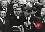 Standbild John Fitzgerald Kennedy Präsentation zu großen Cooper United States USA, 1963, aus Sekunde 5 historischem Filmmaterial Videoclip 65675021468