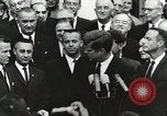 Standbild John Fitzgerald Kennedy Präsentation zu großen Cooper United States USA, 1963, aus Sekunde 6 historischem Filmmaterial Videoclip 65675021468
