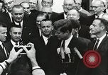 Standbild John Fitzgerald Kennedy Präsentation zu großen Cooper United States USA, 1963, aus Sekunde 7 historischem Filmmaterial Videoclip 65675021468