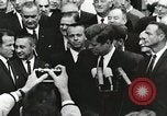 Standbild John Fitzgerald Kennedy Präsentation zu großen Cooper United States USA, 1963, aus Sekunde 8 historischem Filmmaterial Videoclip 65675021468