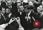 Standbild John Fitzgerald Kennedy Präsentation zu großen Cooper United States USA, 1963, aus Sekunde 9 historischem Filmmaterial Videoclip 65675021468