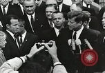 Standbild John Fitzgerald Kennedy Präsentation zu großen Cooper United States USA, 1963, aus Sekunde 10 historischem Filmmaterial Videoclip 65675021468