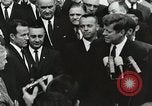 Standbild John Fitzgerald Kennedy Präsentation zu großen Cooper United States USA, 1963, aus Sekunde 11 historischem Filmmaterial Videoclip 65675021468