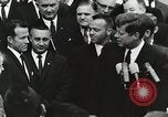 Standbild John Fitzgerald Kennedy Präsentation zu großen Cooper United States USA, 1963, aus Sekunde 12 historischem Filmmaterial Videoclip 65675021468