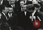 Standbild John Fitzgerald Kennedy Präsentation zu großen Cooper United States USA, 1963, aus Sekunde 13 historischem Filmmaterial Videoclip 65675021468
