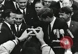 Standbild John Fitzgerald Kennedy Präsentation zu großen Cooper United States USA, 1963, aus Sekunde 14 historischem Filmmaterial Videoclip 65675021468