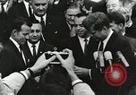 Standbild John Fitzgerald Kennedy Präsentation zu großen Cooper United States USA, 1963, aus Sekunde 15 historischem Filmmaterial Videoclip 65675021468