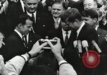 Standbild John Fitzgerald Kennedy Präsentation zu großen Cooper United States USA, 1963, aus Sekunde 16 historischem Filmmaterial Videoclip 65675021468