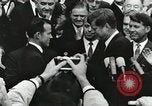 Standbild John Fitzgerald Kennedy Präsentation zu großen Cooper United States USA, 1963, aus Sekunde 17 historischem Filmmaterial Videoclip 65675021468