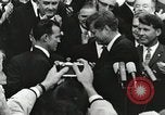 Standbild John Fitzgerald Kennedy Präsentation zu großen Cooper United States USA, 1963, aus Sekunde 18 historischem Filmmaterial Videoclip 65675021468
